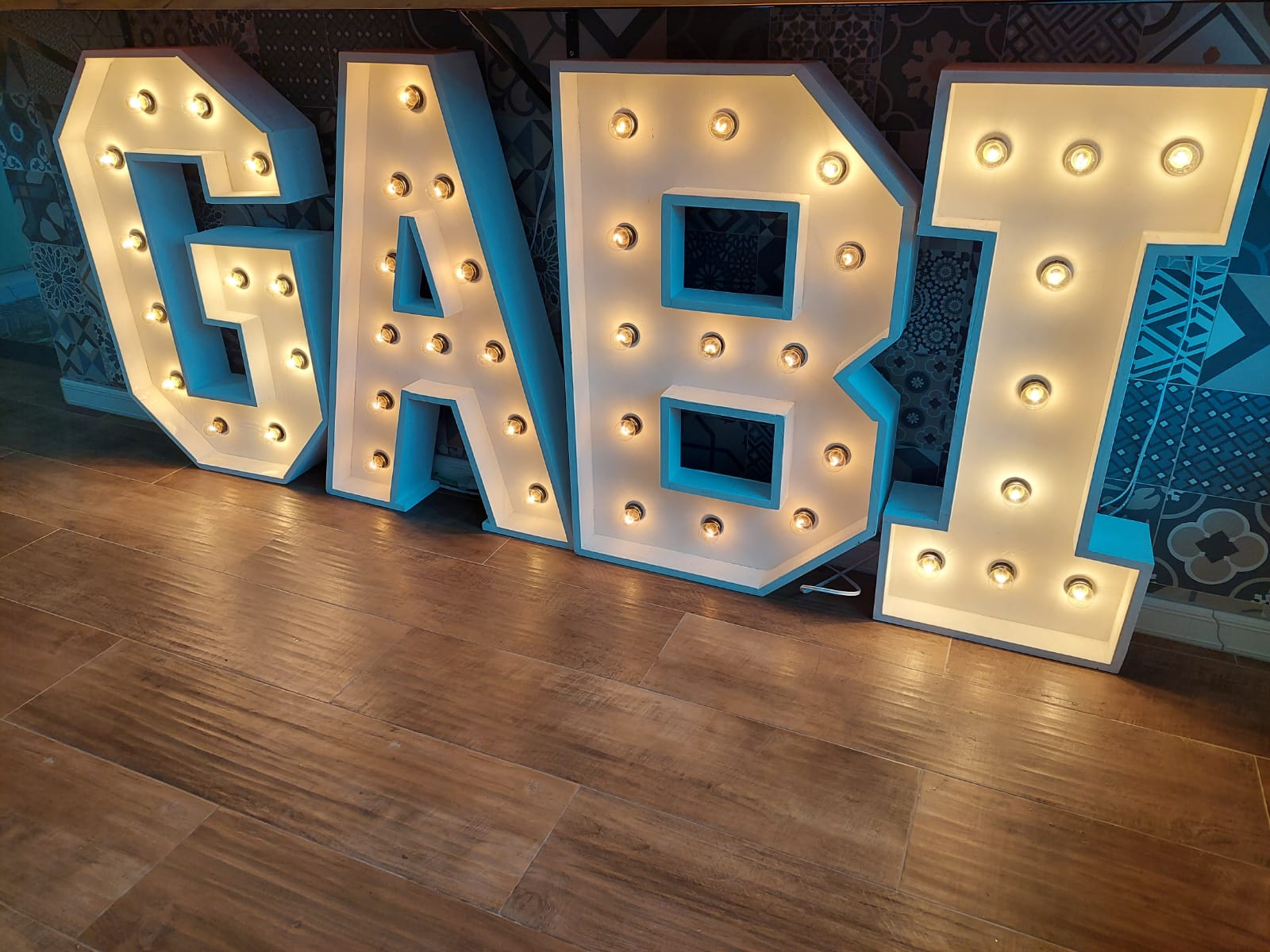 Letra gigante (espessura 10 cm) - Imagem 2